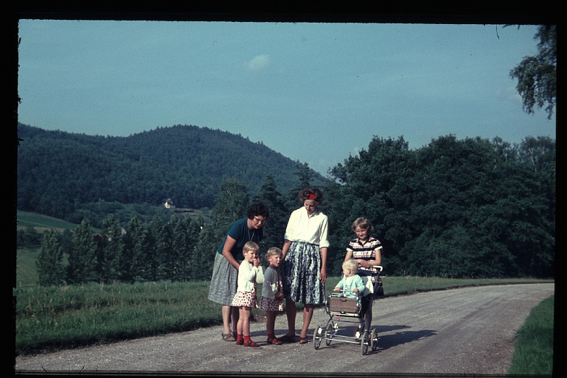 28.Walhalla jul 1966 Ilse,Mama,Brigitte,Marion,Peter.JPG